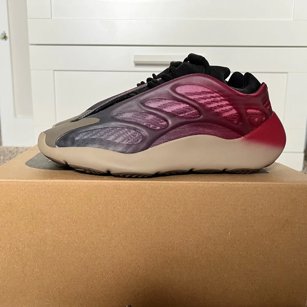 Yeezy 700 V3 Fade Carbon Preowned WM6 - Picture 3 of 7